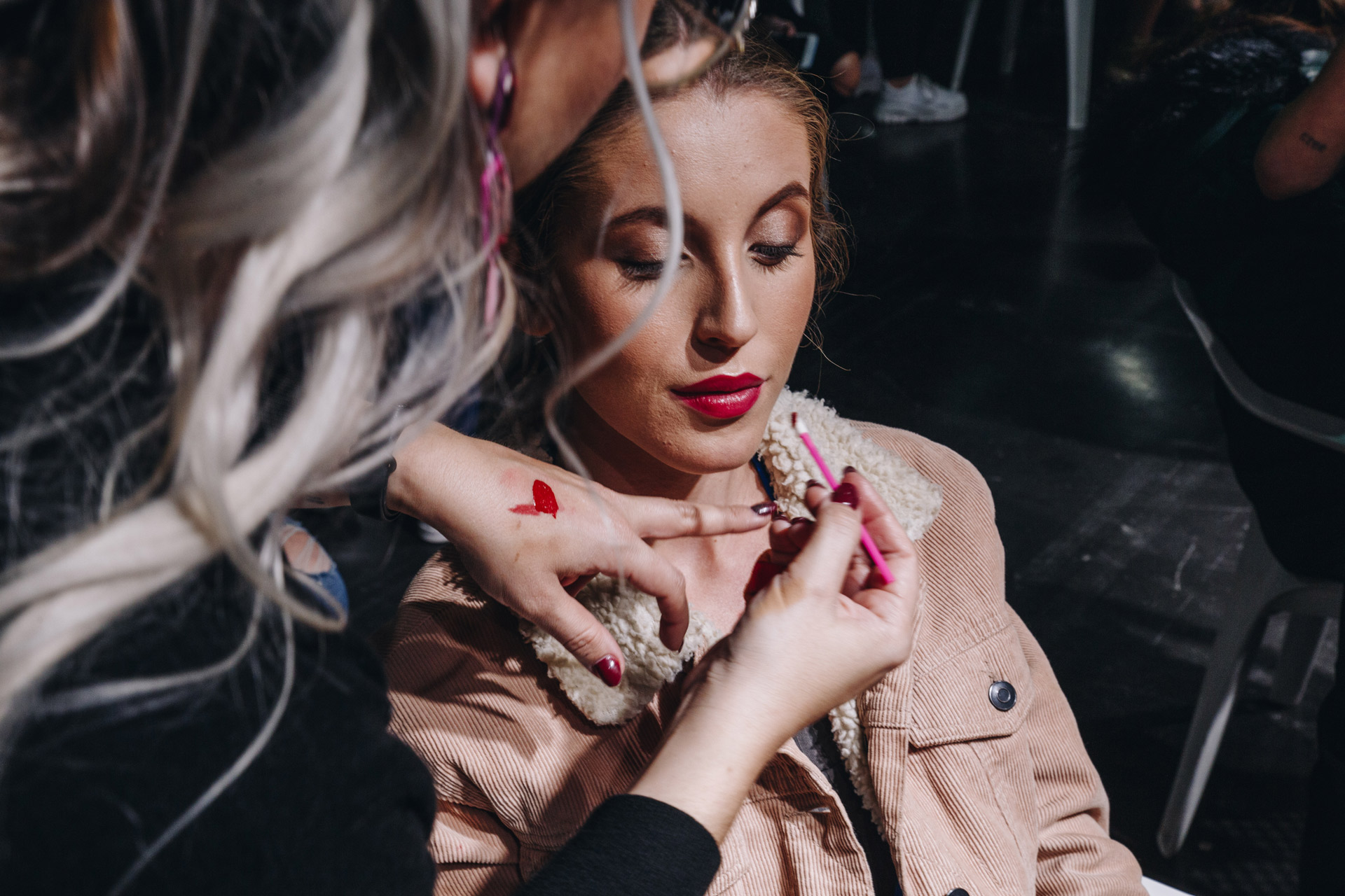 Un día en el backstage de un desfile de moda