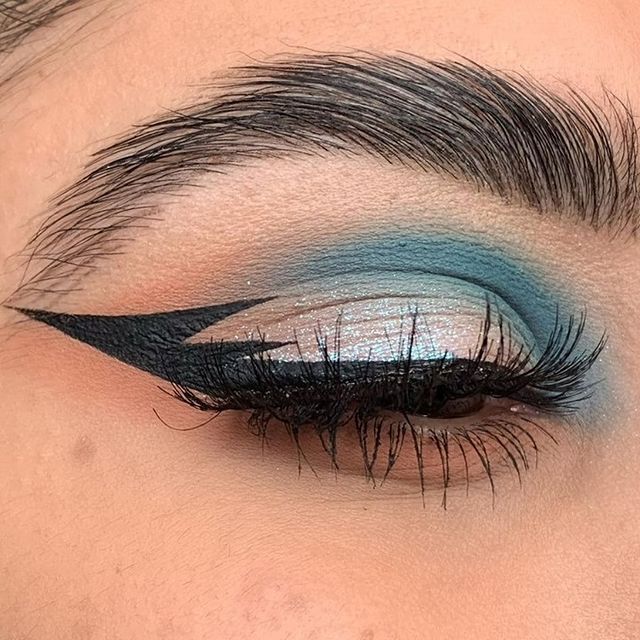 eyeliner-geometrico-tendencias-2021